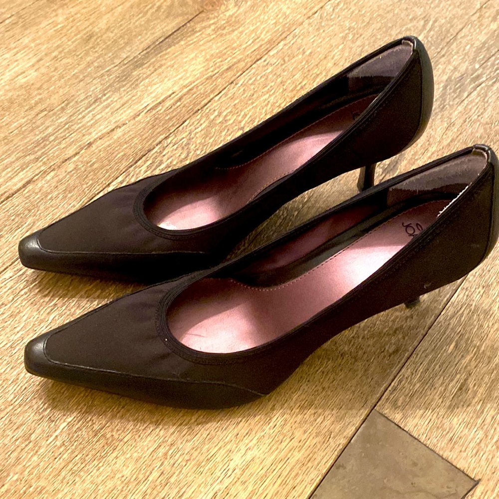 Joan & David Classic Black Fabric and Leather Pumos